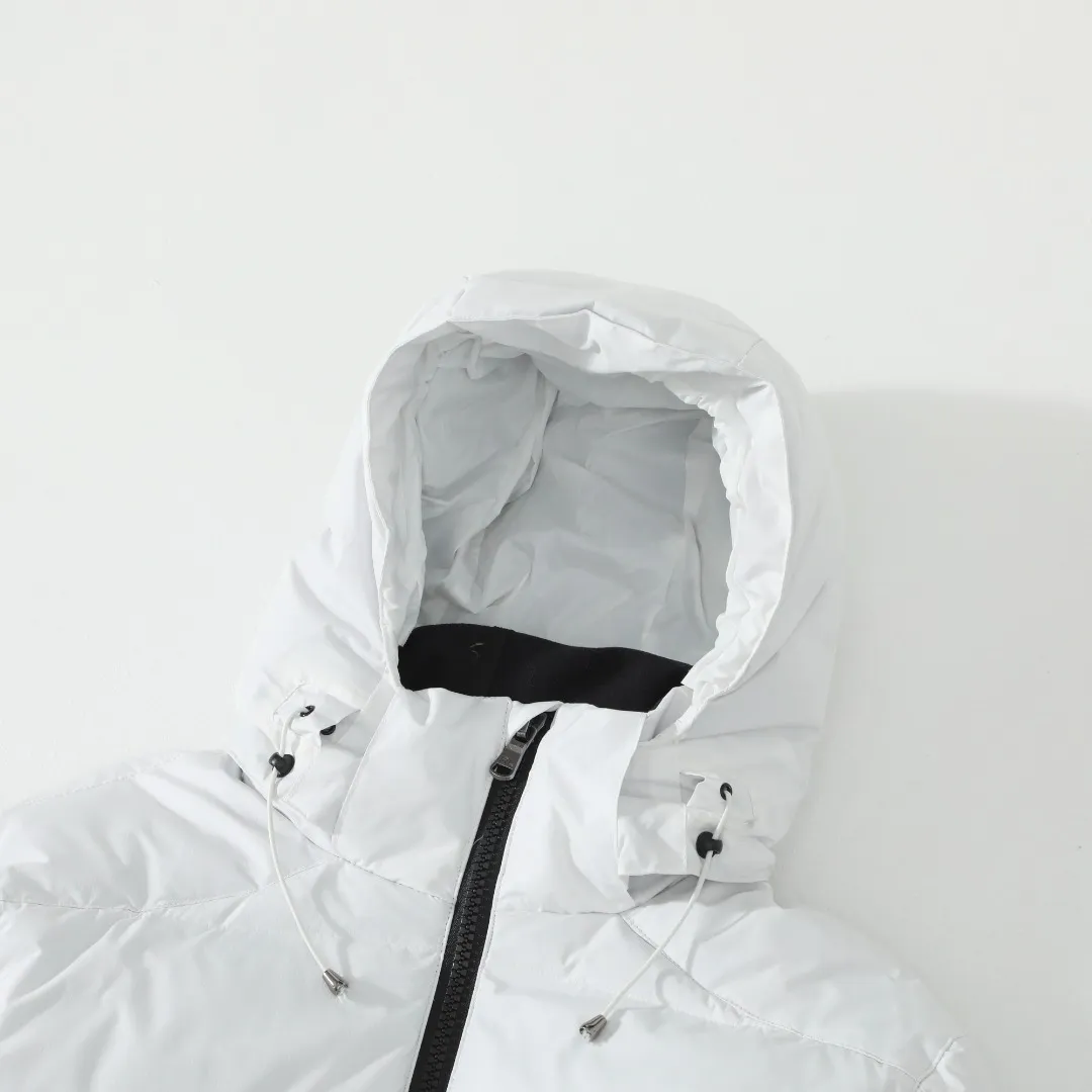 P680 #R58 Ralph Lauren/Ralph Lauren classic new down jacket jacket with detachable hood extra thick plush down jacket men's top "Thousands of stitches of electric embroidery, the logo is like a work of art" The imported Barudan embroidery machine is used to carve the classic polo logo with precision electric embroidery technology. Each letter is full and three-dimensional, with clear details, making it the "most expensive embroidered logo" on the down jacket, highlighting its extraordinary status. "75% national standard high-quality white duck down, light and heat-locking" is filled with 75% high-quality white duck down, which is light and pressure-free, but has excellent warmth retention. After compression, it can quickly rebound and become fluffy, say goodbye to bloat, embrace unburdened warmth, and face the cold winter without timidity. "Technical fabrics that protect against cold and wind and rain" · Long-lasting fluffy and non-stiffening, consistent thermal performance · 400T high-density gallbladder + pinhole retraction technology, completely say goodbye to velvet · Windproof and waterproof matte fabric with adjustable hem, easy to deal with bad weather "Five colors come together to interpret diverse styles" · White: pure first snow, fresh and versatile · Black: classic without limits, calm and atmospheric · Navy blue: low-key and elegant, suitable for both business and leisure · Sky blue: bright and healing, brightening up dull winter days · Khaki: retro and gentle, the first choice for urban wanderers "The details are authentic, the texture is everywhere" The original electroplated YK zipper is smooth and durable, the detachable hood can be worn multiple times, and the original hangtag and washable label ensure authentic quality. The same design for men and women makes it easy to control whether it is used as a couple's outfit or to create personal style, making it an indispensable fashion equipment this winter.  Color: Black, Navy, Khaki, White, Sky Blue Size: S M L
